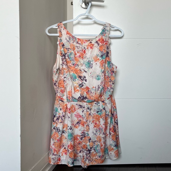 Flower romper with an open back - Picture 2 of 4